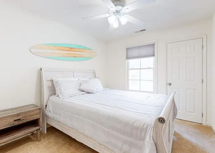 Sunset Drive, Unit A
